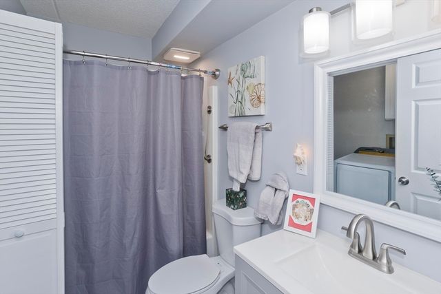 24 Maplecrest Cir D, Holyoke, MA 01040