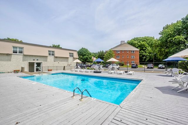 24 Maplecrest Cir D, Holyoke, MA 01040