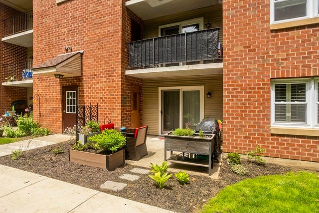 24 Maplecrest Cir D, Holyoke, MA 01040