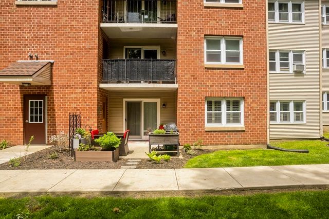 24 Maplecrest Cir D, Holyoke, MA 01040