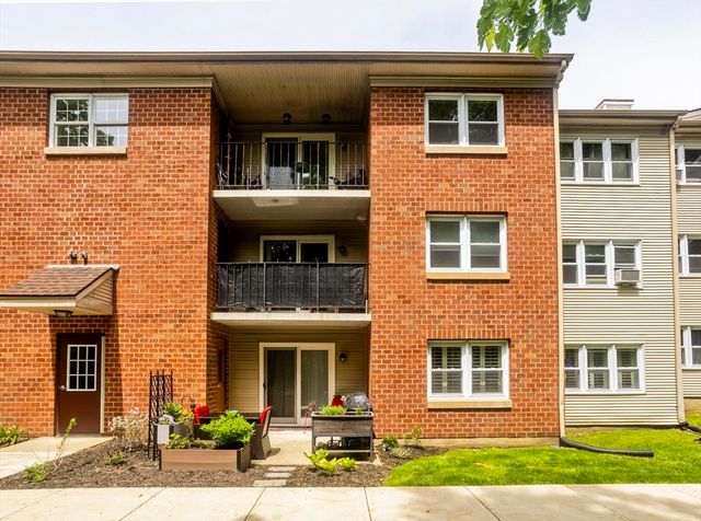 24 Maplecrest Cir D, Holyoke, MA 01040