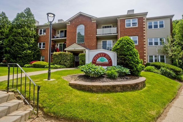 24 Maplecrest Cir D, Holyoke, MA 01040