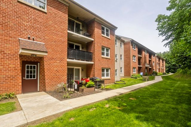 24 Maplecrest Cir D, Holyoke, MA 01040