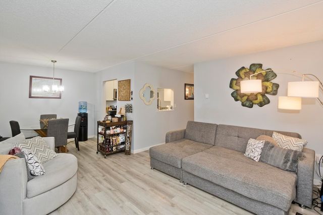 24 Maplecrest Cir D, Holyoke, MA 01040