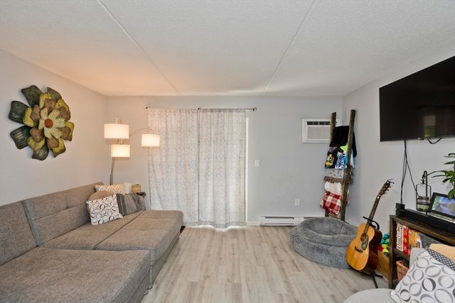 24 Maplecrest Cir D, Holyoke, MA 01040