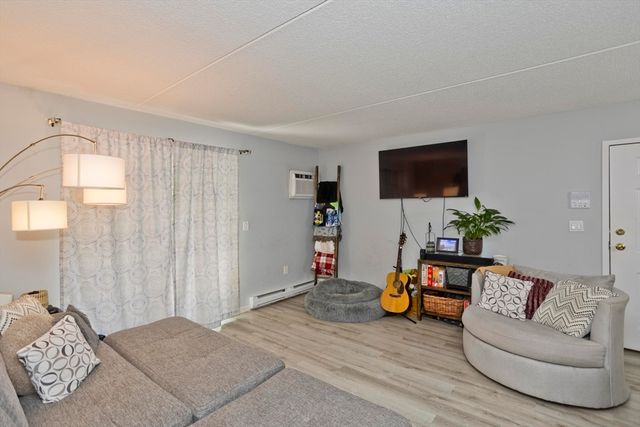 24 Maplecrest Cir D, Holyoke, MA 01040