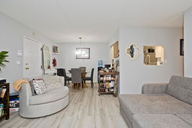 24 Maplecrest Cir D, Holyoke, MA 01040