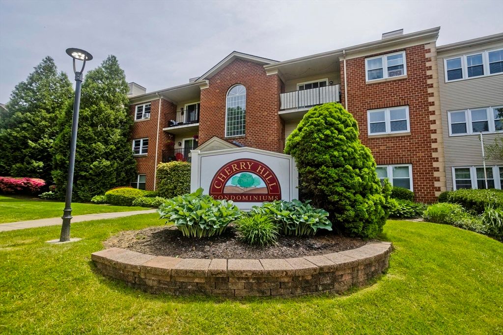 24 Maplecrest Cir D, Holyoke, MA 01040