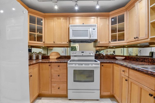 3589 S Ocean Boulevard 609, South Palm Beach, FL 33480