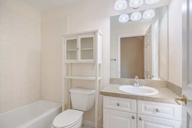 92 Woodcrest Lane 92, Danbury, CT 06810