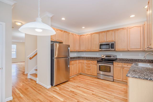 92 Woodcrest Lane 92, Danbury, CT 06810