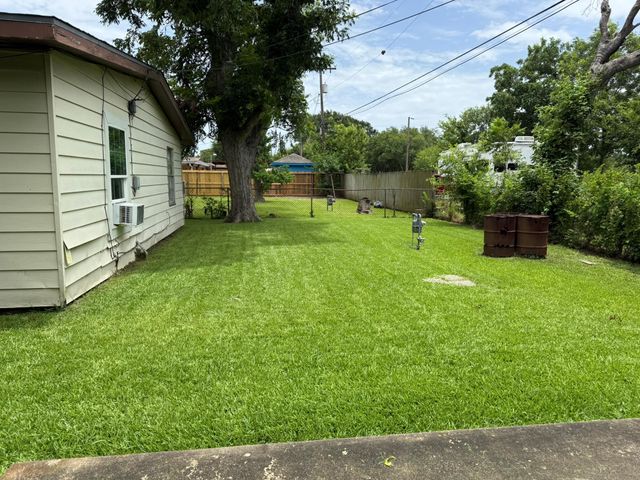 2213 17th Avenue N, Texas City, TX 77590