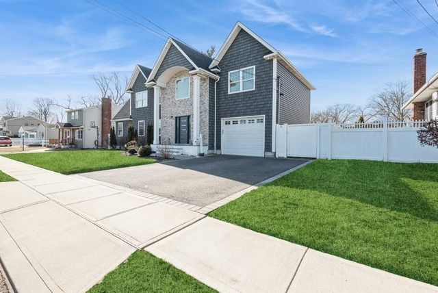 645 N Indiana Avenue, Lindenhurst, NY 11757
