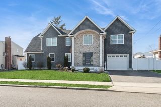 645 N Indiana Avenue, Lindenhurst, NY 11757