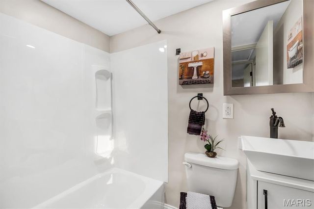 2420 E Milton Avenue R, Overland, MO 63114