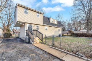 2420 E Milton Avenue R, Overland, MO 63114