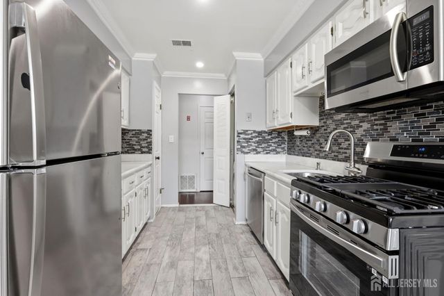 209 Newport Court, Fords, NJ 08863