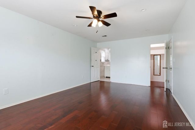 209 Newport Court, Fords, NJ 08863