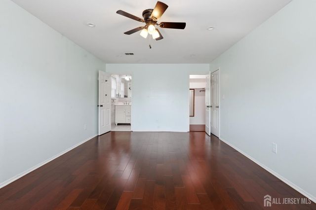 209 Newport Court, Fords, NJ 08863