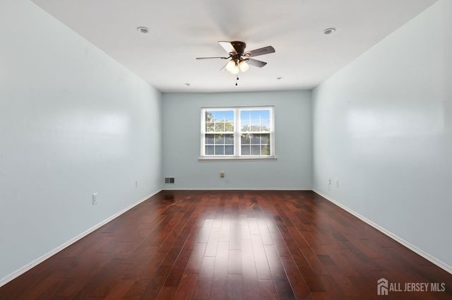209 Newport Court, Fords, NJ 08863