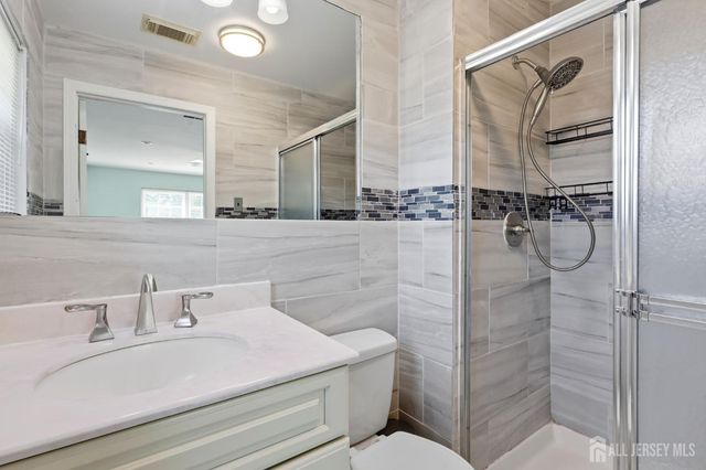 209 Newport Court, Fords, NJ 08863