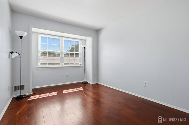 209 Newport Court, Fords, NJ 08863