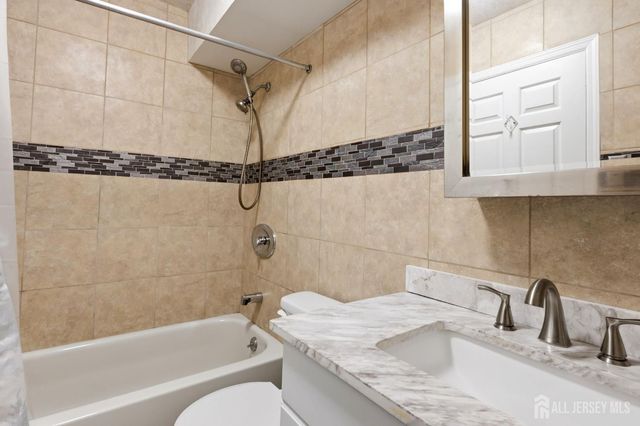 209 Newport Court, Fords, NJ 08863
