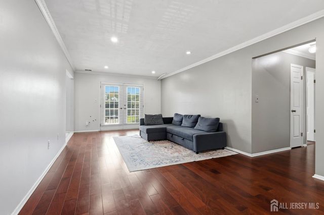 209 Newport Court, Fords, NJ 08863
