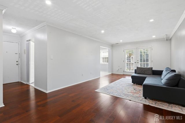 209 Newport Court, Fords, NJ 08863