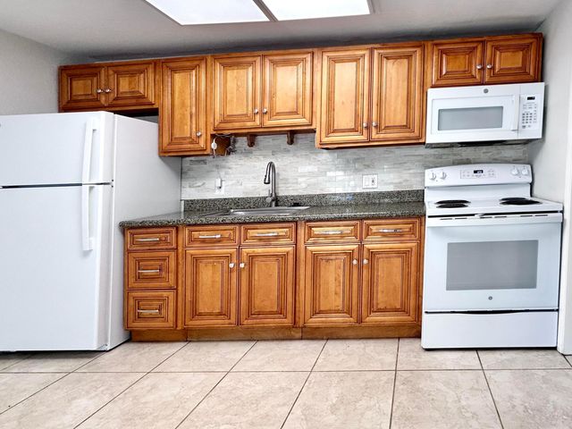 7168 SOUTHGATE Boulevard 7168, Tamarac, FL 33321