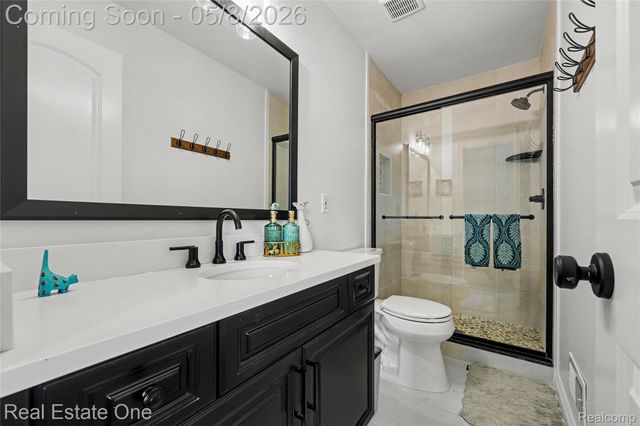 1118 Kings Cove Drive, Rochester Hills, MI 48306
