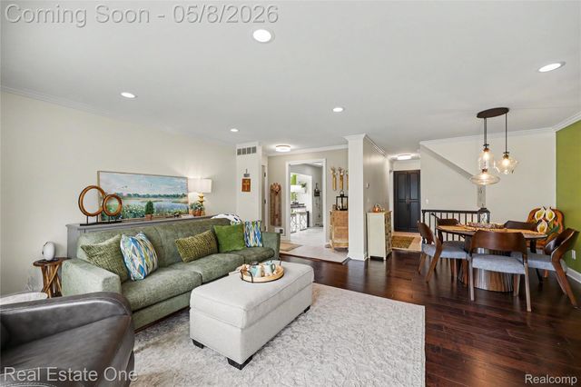 1118 Kings Cove Drive, Rochester Hills, MI 48306