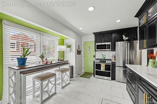 1118 Kings Cove Drive, Rochester Hills, MI 48306