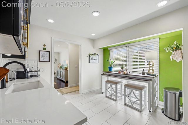 1118 Kings Cove Drive, Rochester Hills, MI 48306