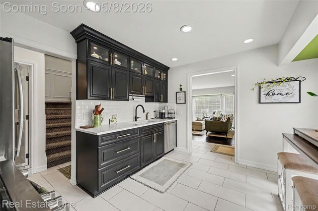 1118 Kings Cove Drive, Rochester Hills, MI 48306