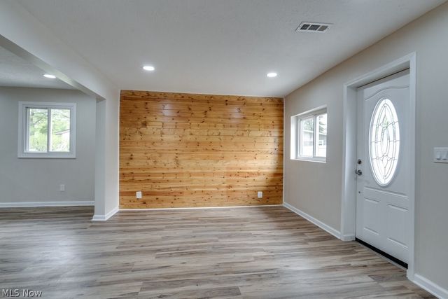 4944 Coleman Drive, New Franklin, OH 44319