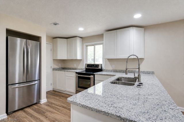 4944 Coleman Drive, New Franklin, OH 44319