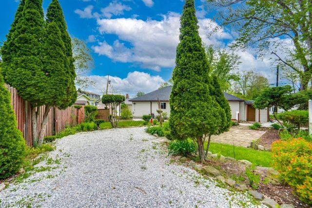 4944 Coleman Drive, New Franklin, OH 44319