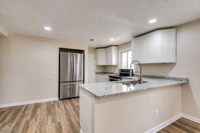 4944 Coleman Drive, New Franklin, OH 44319