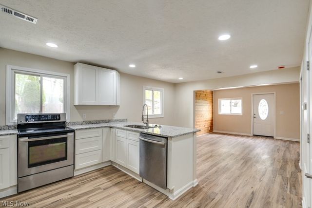 4944 Coleman Drive, New Franklin, OH 44319