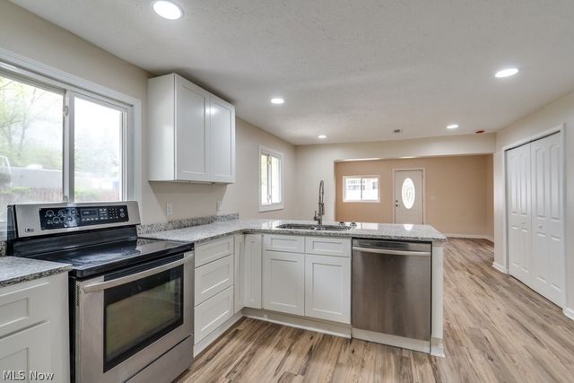 4944 Coleman Drive, New Franklin, OH 44319