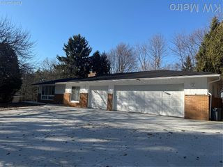 1440 W Square Lake Road, Bloomfield Hills, MI 48302