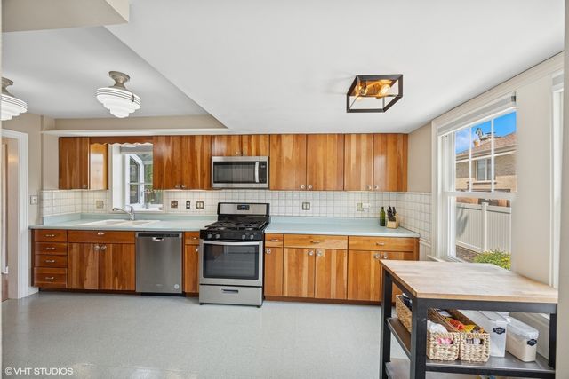 1300 Highridge Parkway, Westchester, IL 60154