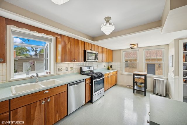 1300 Highridge Parkway, Westchester, IL 60154