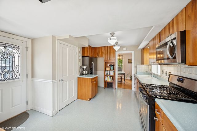 1300 Highridge Parkway, Westchester, IL 60154