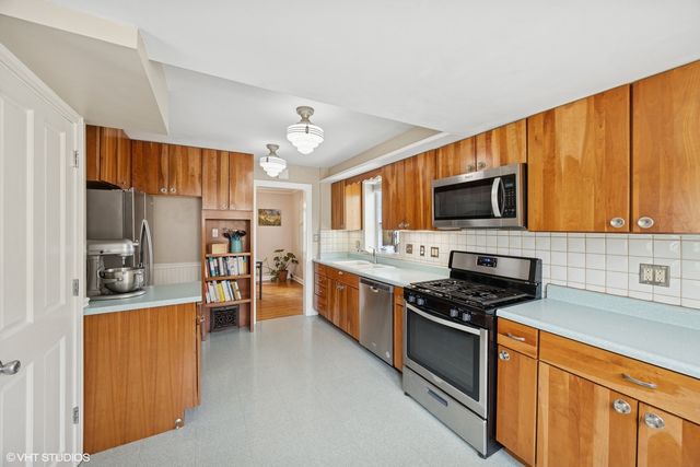 1300 Highridge Parkway, Westchester, IL 60154
