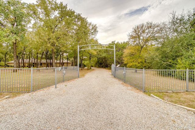 422 Woodcreek Court, Granbury, TX 76049