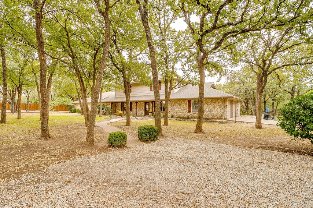 422 Woodcreek Court, Granbury, TX 76049