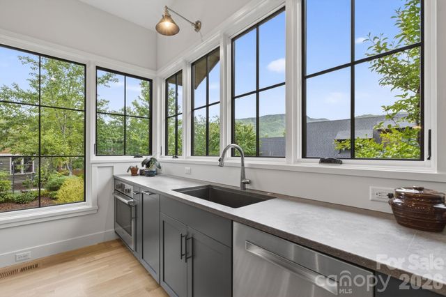 18 Wordsworth Road, Black Mountain, NC 28711
