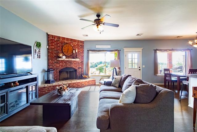 1705 Twin Spires Trail, Guthrie, OK 73044